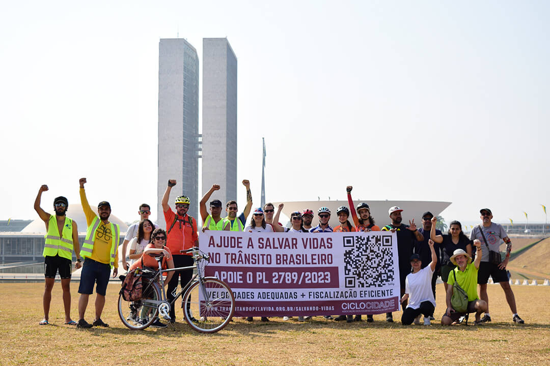 Squeaky Wheel S3E5 Ana Carboni - Cyclists protesting outside Brazil’s parliament